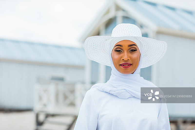 夏天戴白色头巾的美丽穆斯林妇女头像图片素材