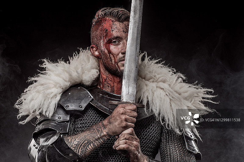 身穿盔甲的年轻黑骑士王子肖像图片素材