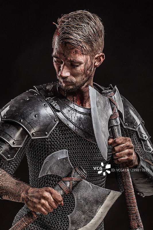 身穿盔甲的年轻黑骑士王子肖像图片素材