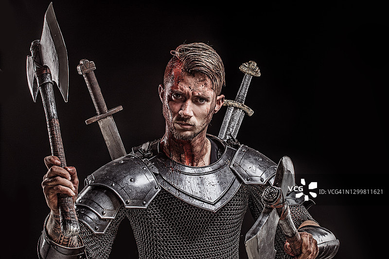 身穿盔甲的年轻黑骑士王子肖像图片素材