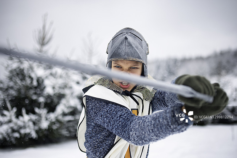 小骑士在冬日战斗图片素材
