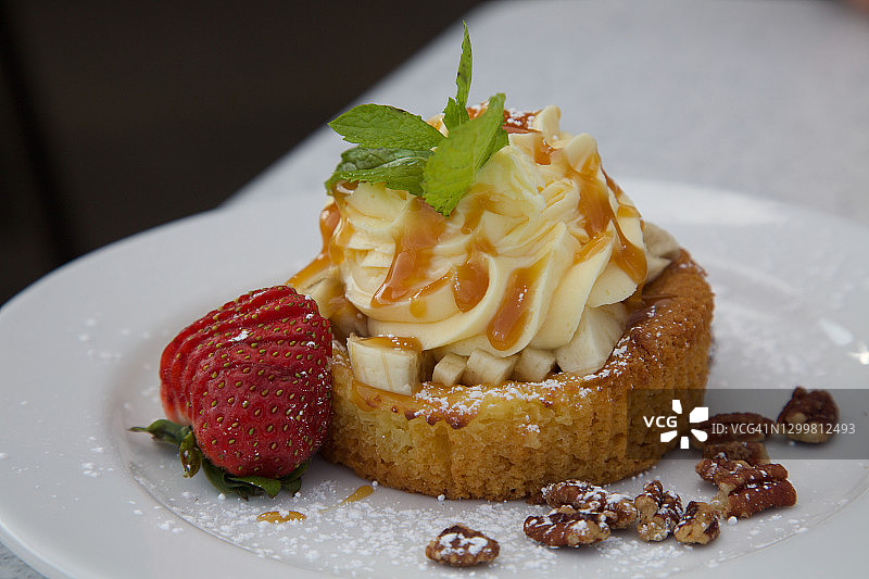 草莓山核桃焦糖奶油黄油蛋糕图片素材