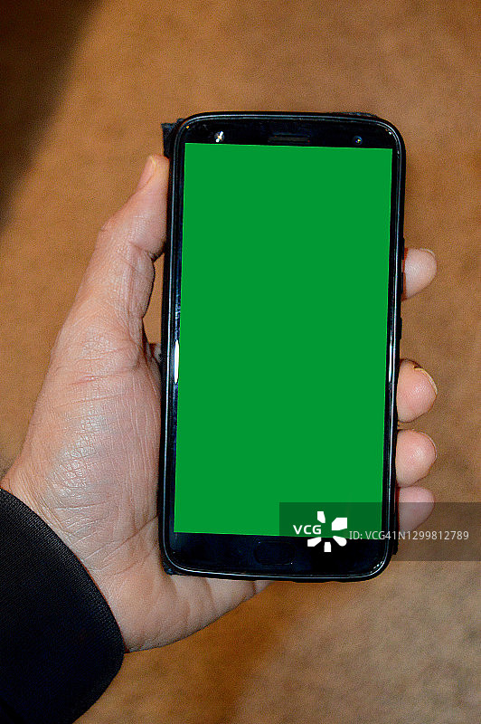 第一视角：男子手持智能手机图片素材