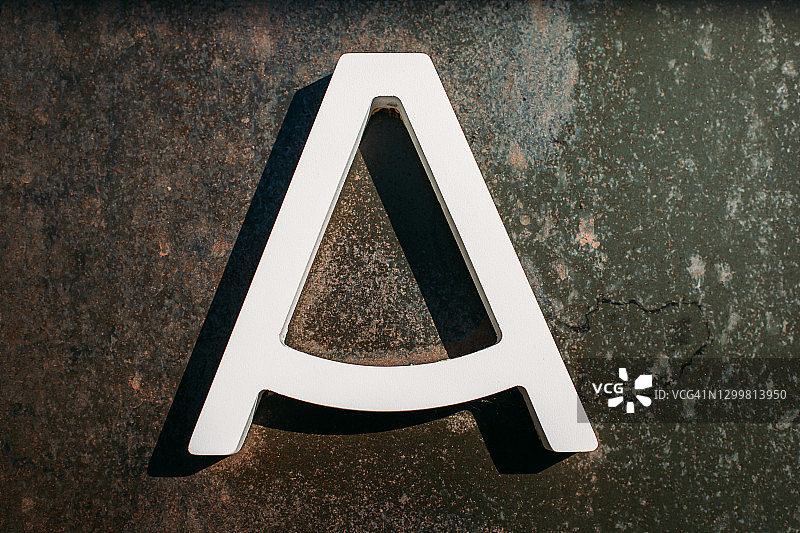 纹理金属背景上的字母A图片素材