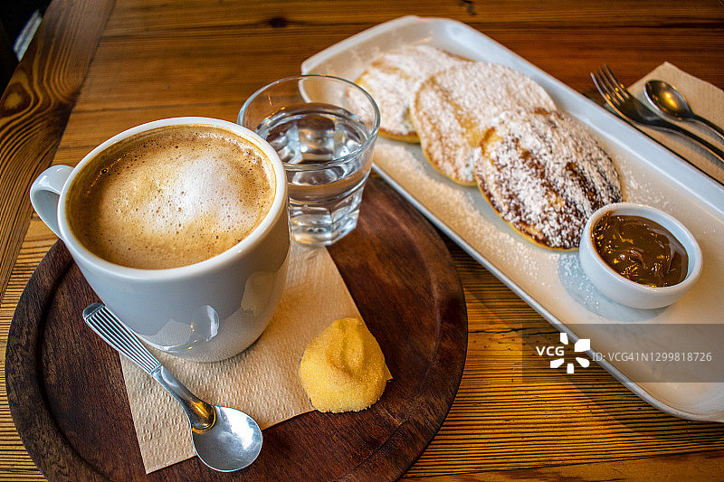 牛奶咖啡和经典美式煎饼图片素材