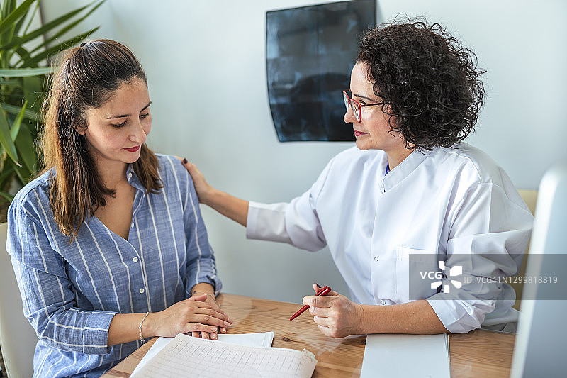 女医生与年轻患者讨论化验结果图片素材