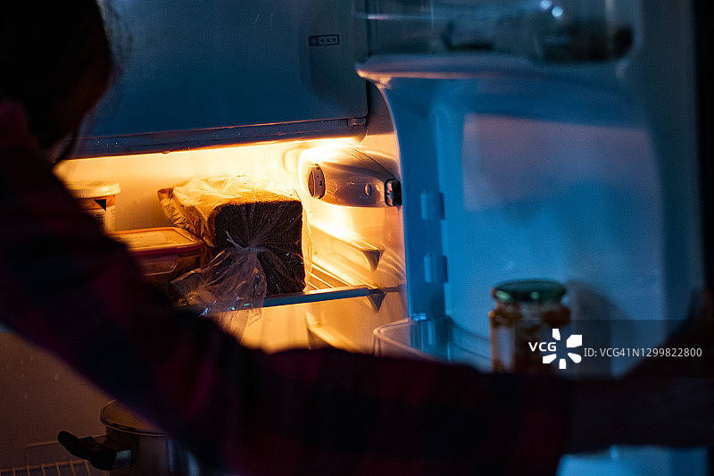 年轻女人打开冰箱图片素材