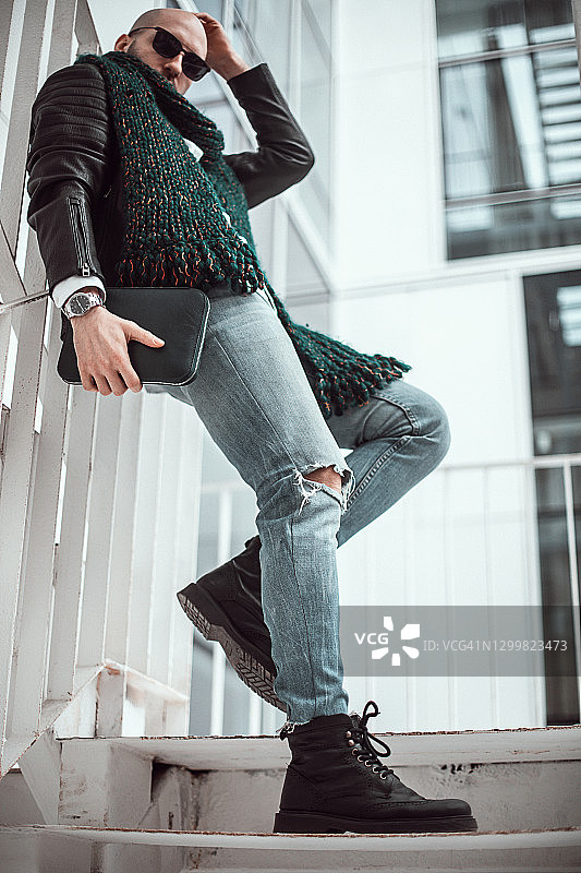 站在台阶上的英俊现代男人图片素材