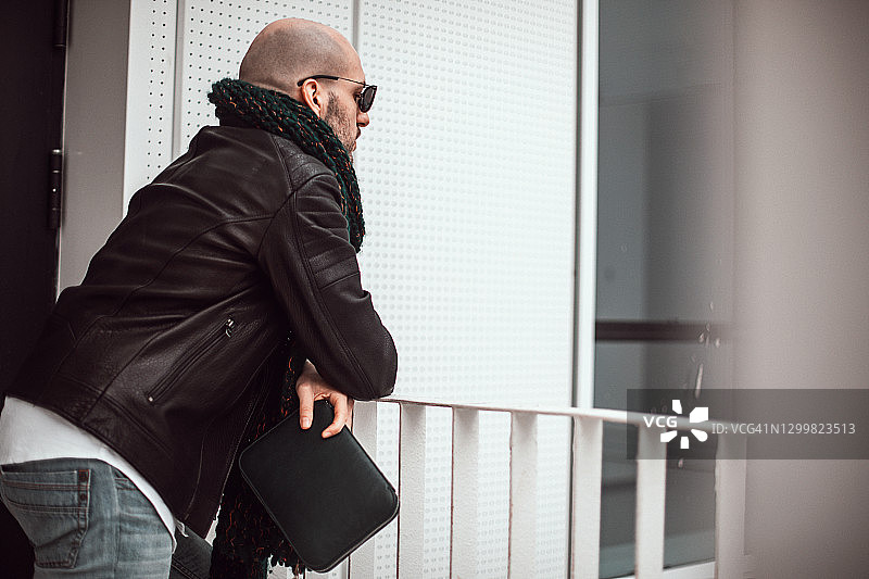 城市里英俊的现代男人图片素材