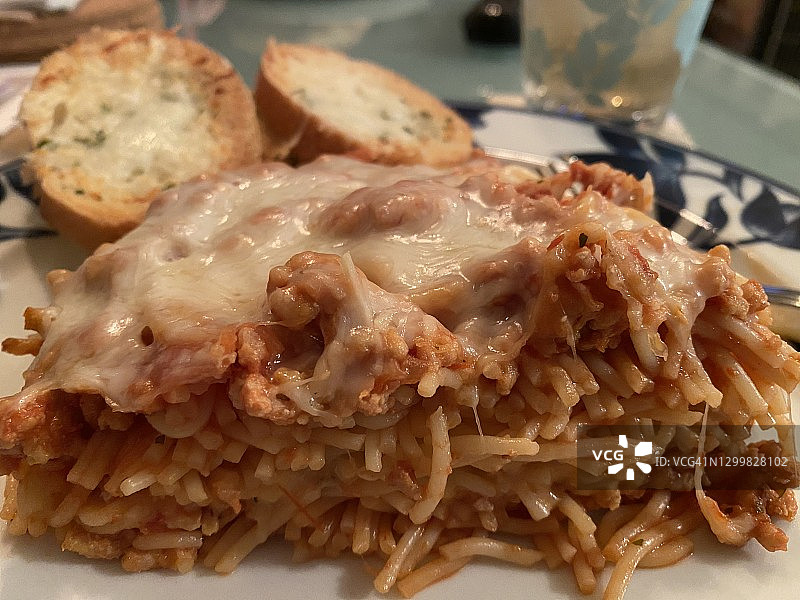 意面砂锅和蒜蓉面包图片素材