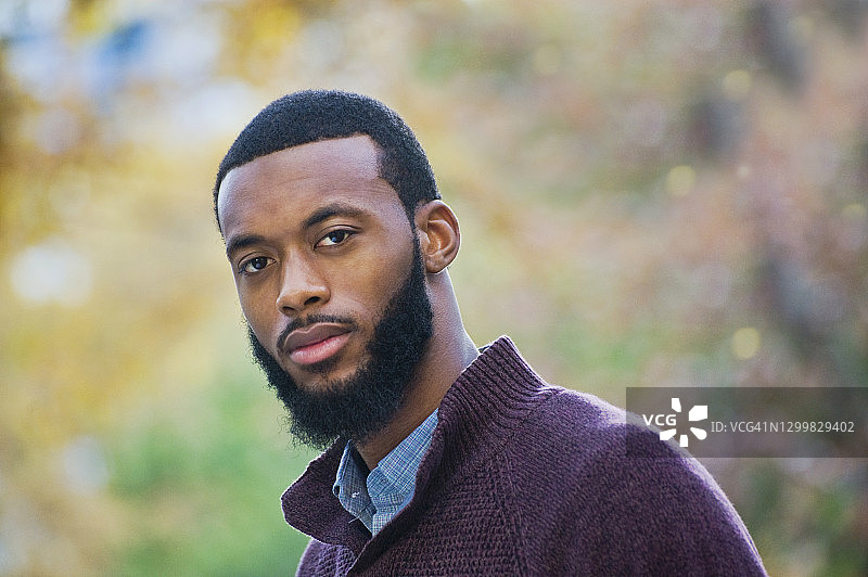 年轻的非洲裔美国男子肖像图片素材