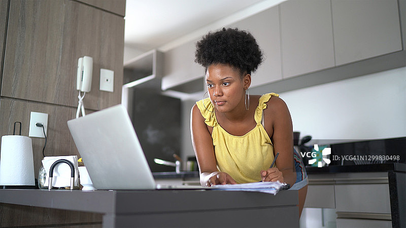 在家用笔记本电脑学习的少女图片素材