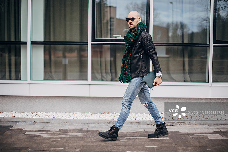 走在街上的现代男士图片素材