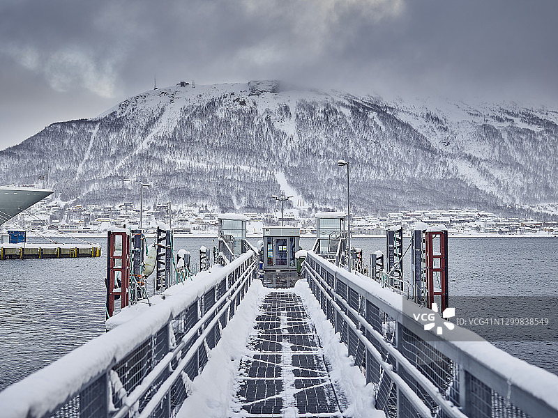 特罗姆瑟港口的雪景码头图片素材
