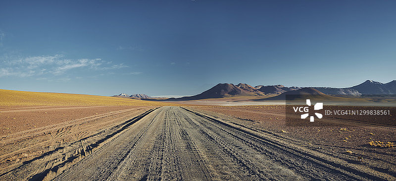 阿塔卡马沙漠干旱火山地貌中的泥路图片素材
