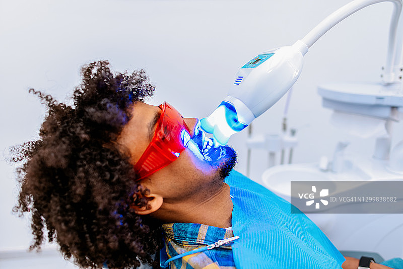 牙医进行牙齿美白图片素材