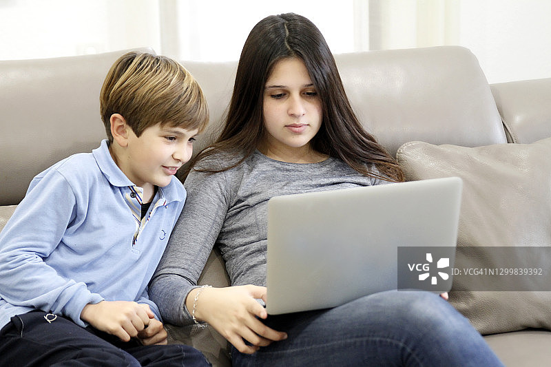 人们在笔记本电脑屏幕上进行视频通话图片素材