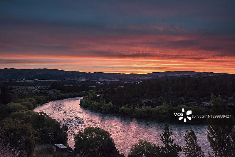 新西兰蜿蜒河流上空的壮丽日落图片素材