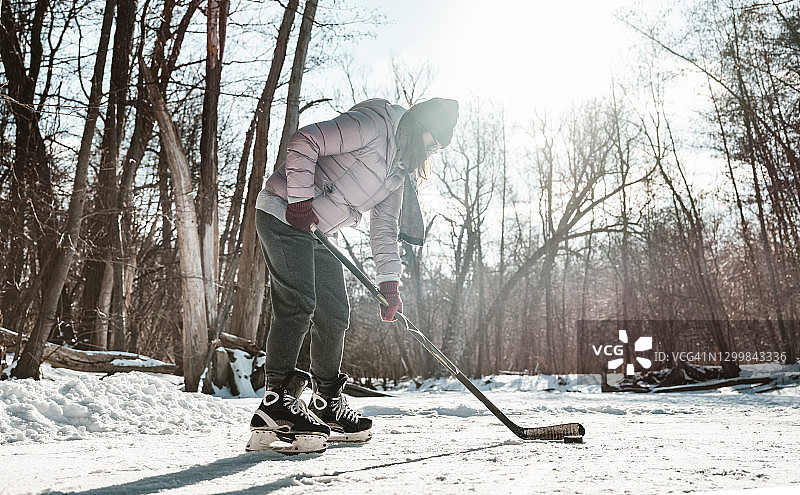 中年妇女在户外打冰球图片素材