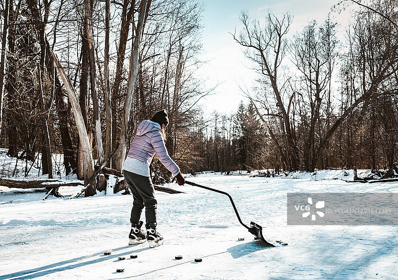 正在滑冰铲雪的中年妇女图片素材