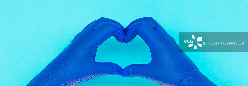 医生戴手套比心手势特写图片素材