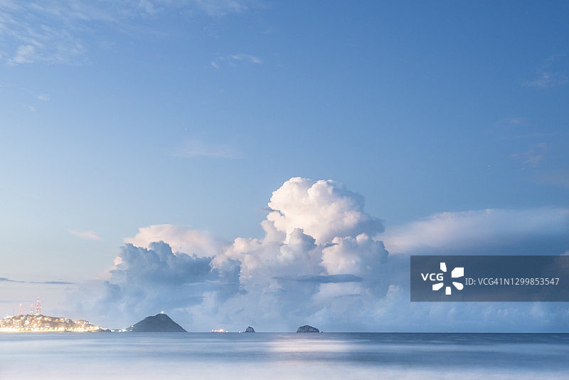 云雾笼罩的太平洋西向全景图片素材