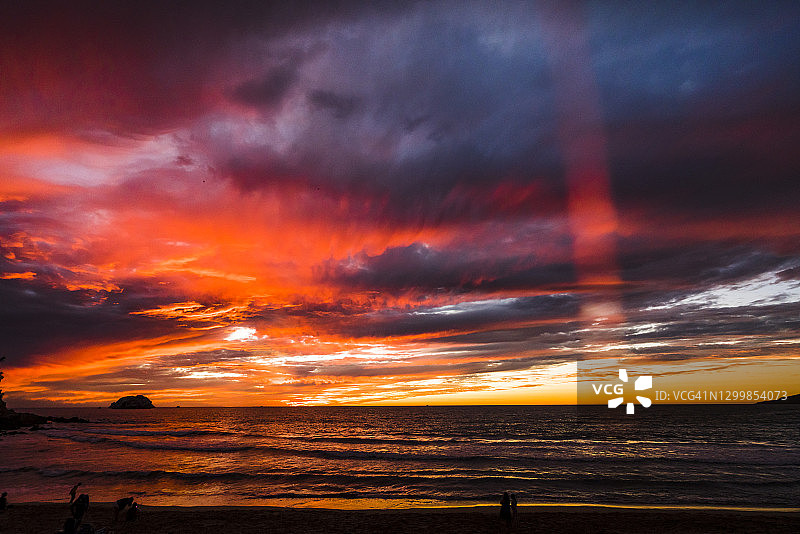 墨西哥锡那罗亚州面向太平洋的壮丽日落全景图片素材