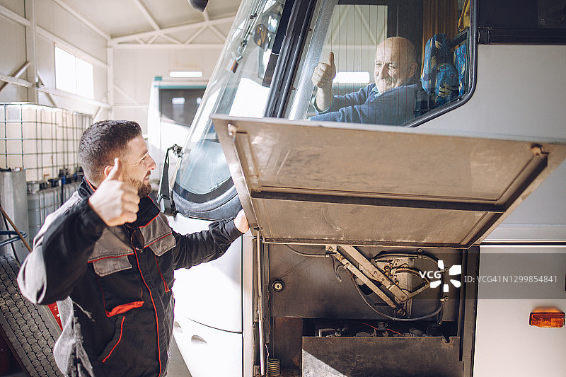 电工维修巴士图片素材