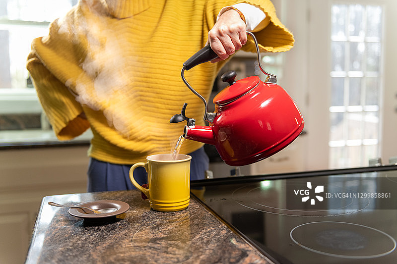 女人准备茶饮图片素材