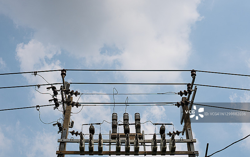 蓝天下的高压变压器和电线图片素材
