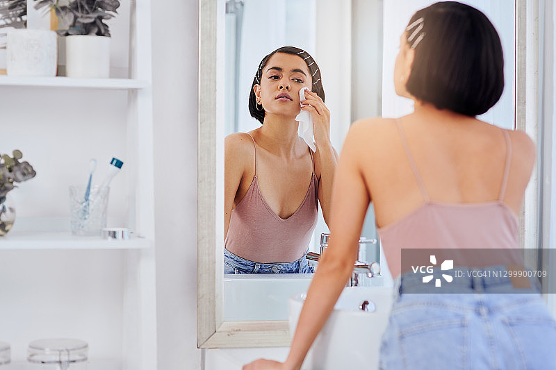 卸掉彩妆，焕发光彩图片素材