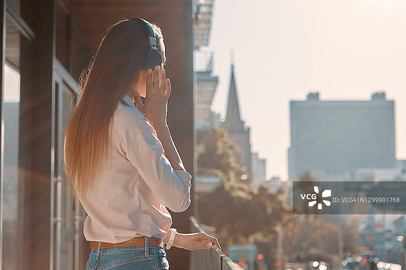 音乐让世界暂停一分钟图片素材