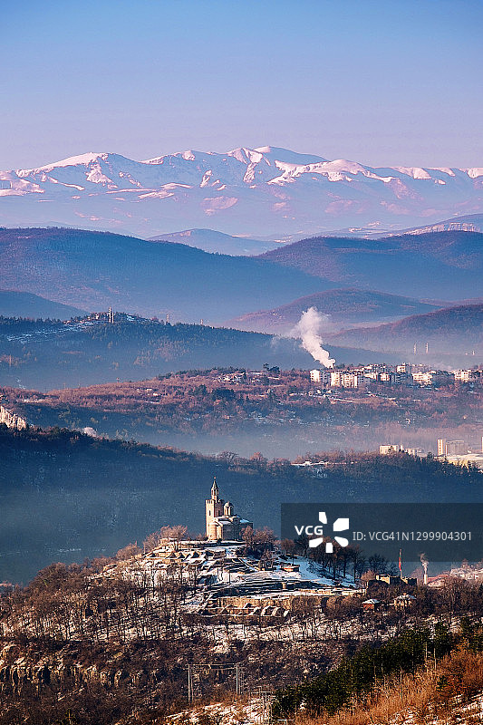 从阿尔巴纳西看到的冬季早晨的大特尔诺沃市和老山景色图片素材