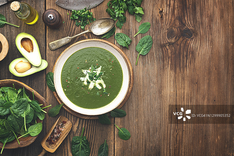 碗装菠菜奶油汤图片素材