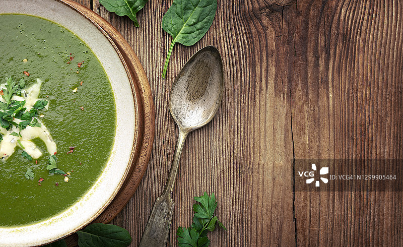 碗装菠菜奶油汤图片素材