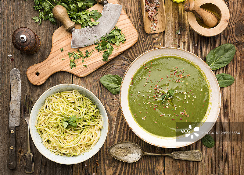 木桌上的奶油浓汤和意面晚餐图片素材