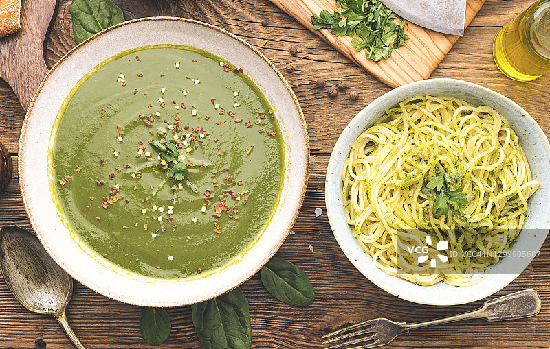 木桌上的奶油浓汤和意面晚餐图片素材