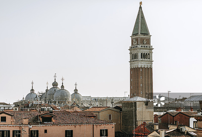 从上方看到的圣马可大教堂和钟楼图片素材