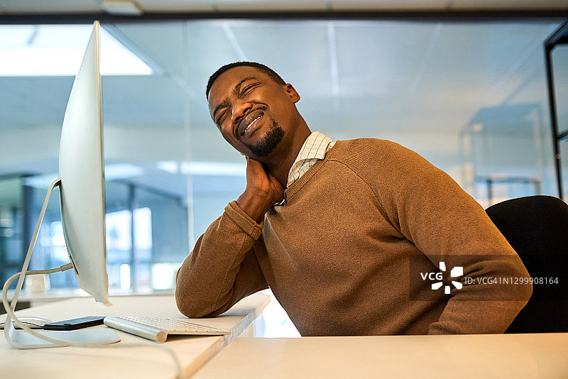 不良姿势会给身体带来压力图片素材