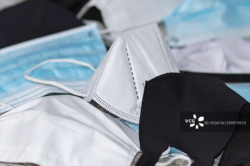 一堆废弃一次性口罩图片素材