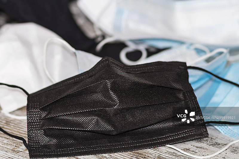 一堆废弃一次性口罩图片素材