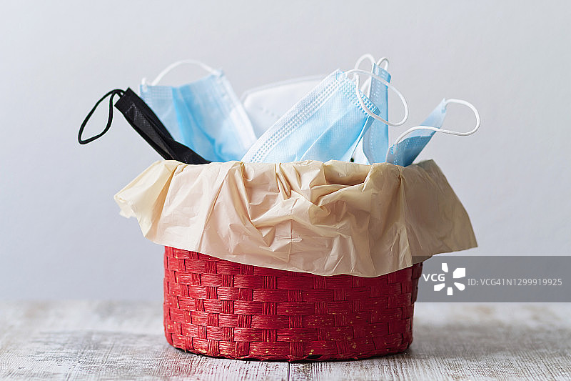 一堆废弃一次性口罩图片素材