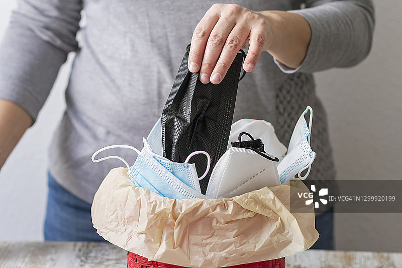 丢弃一次性口罩的人图片素材