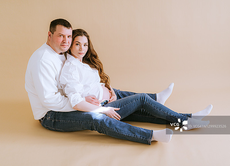 年轻的准父母夫妇等待宝宝的降生，幸福的孕期图片素材