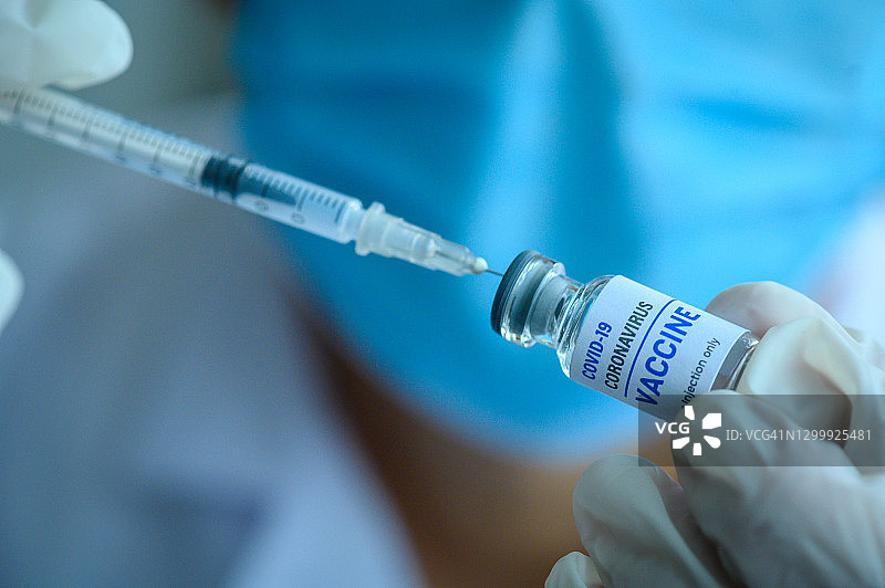 带有Covid-19疫苗的医用注射器特写图片素材