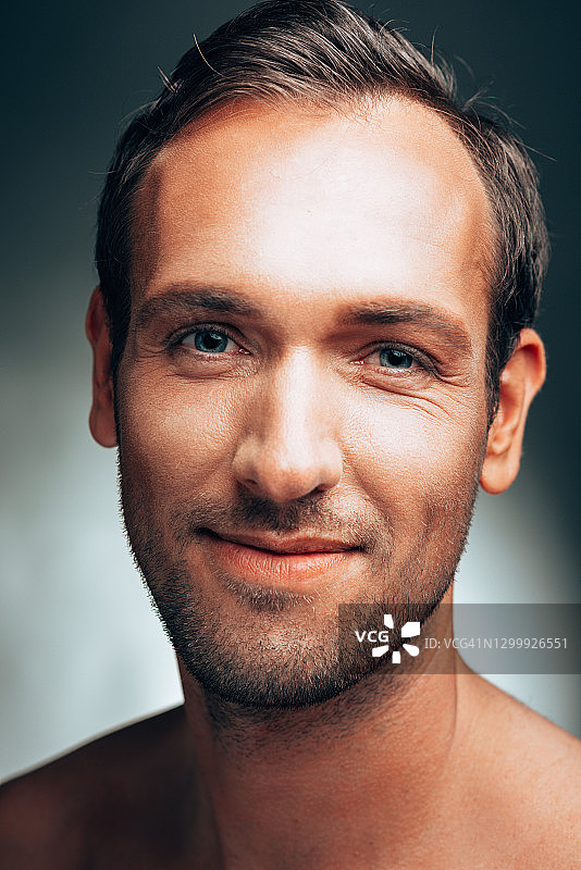 快乐的时尚男人半裸肖像图片素材