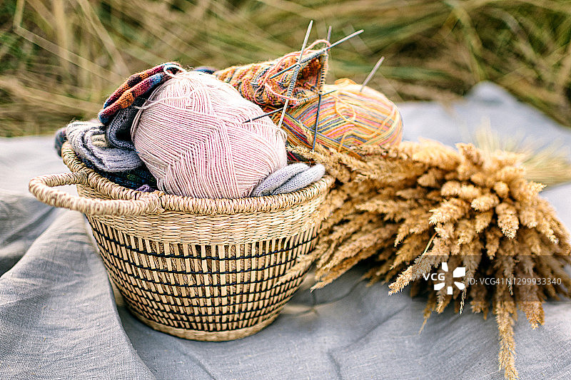 针织爱好：手工羊毛袜图片素材