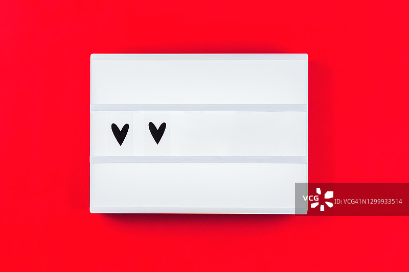 两颗心形，红色背景灯箱图片素材