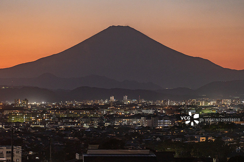 富士山和日本神奈川县的居民区图片素材