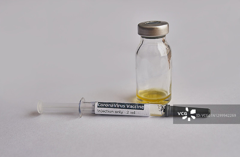 新冠病毒疫苗接种测试，含小瓶和注射器。图片素材